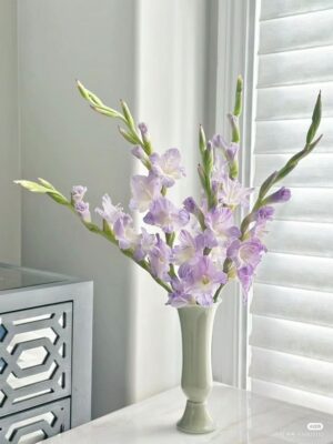 Cắm hoa dơn với bình hoa đơn giản